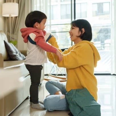 mãe vestindo o filho